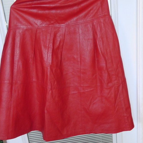 red leather lined skirt - Picture 3 of 3